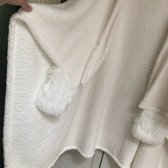 La Vie En Rose Polar Bear Shawl or Wrap NWT - Picture 12 of 16